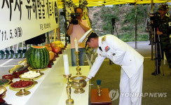 헌화하는 35사단장