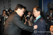 은탑산업훈장 받는 동희정공 이동호 회장