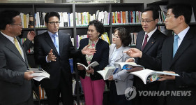 아파트 도서관 찾은 장관과 도지사와 부회장