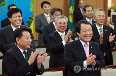 박수치는 염홍철 대전시장