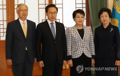 李대통령, 신각수 주일본대사 내외와 기념촬영