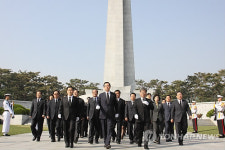 변웅전 대표, 현충원 참배