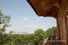 국회 한옥 `사랑재에서 본 한강