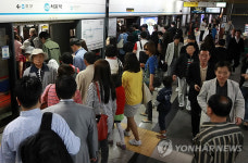 평일 낮 혼잡한 4호선 서울역