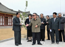 北 김정일, 과수농장 현지지도