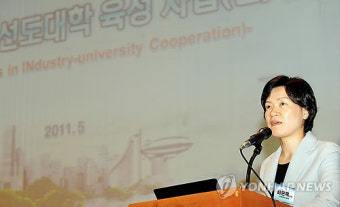 인사말 하는 최은옥 산학협력국장