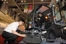 부산국제기계전시회..소형 도로청소차