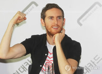 제스 카마이클, 익살스러운 포즈