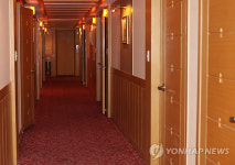정종관 자살 호텔 객실 복도 적막