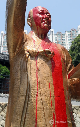 부산서 이승만 전 대통령 동상 페인트 훼손