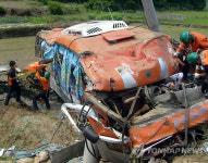 남해서 관광버스 추락..46명 사상