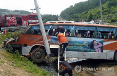 남해서 관광버스 추락..46명 사상