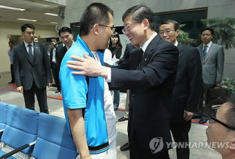 환자 위로하는 김황식 총리
