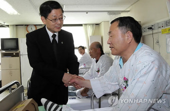 환자 위로하는 김황식 총리