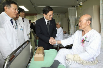 환자 위로하는 김황식 총리