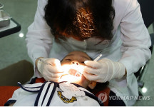 구강검진 받는 어린이