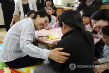 김윤옥 여사, 서울맹학교 어린이들 격려