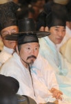 한문 경전 성독대회장에 전통 선비