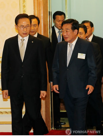 李대통령, 권영건 재외동포재단이사장과 입장