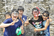 물 만난 어린이들