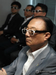 3D 안경 쓴 최시중 방송통신위원장