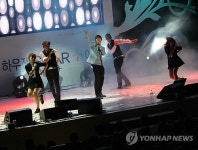 열창하는 휘성..평창 스마트 콘서트