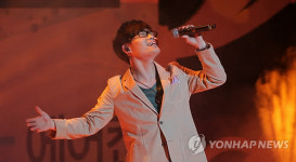 열창하는 김범수..평창 스마트 콘서트