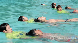 때 이른 무더위 수상인명구조 훈련 구슬땀