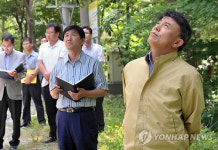 자동우량 경보시설 점검하는 박연수 청장
