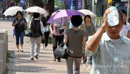 덥다 더워..물병에 우산.양산 다 쓰고