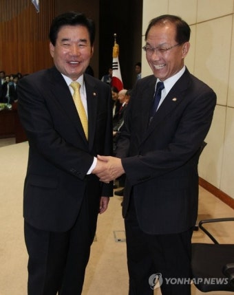 악수하는 황우여-김진표