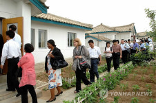 주북 외교 대표, 은흥협동농장 참관