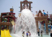 `물폭탄 즐기는 워터파크 이용객들