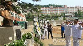 인천 송도高에서 제2연평해전 故윤영하 소령 추모식