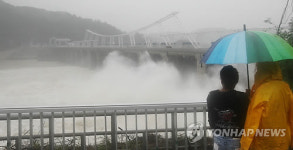 경기남부 곳곳 침수ㆍ붕괴..주요 하천 수위 상승