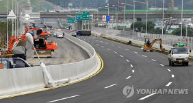 막바지 공사 한창인 한강로