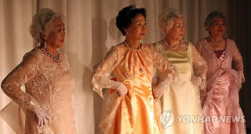 시니어 패션모델의 멋진 자세