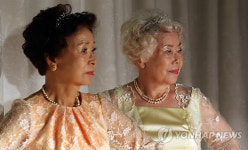 시니어 패션모델의 멋진 자세