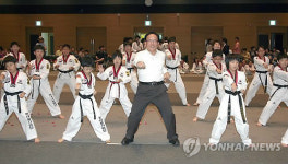 태권도 시범보이는 진익철 서초구청장