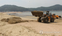 본격 휴가철 앞두고 백사장 준비 한창