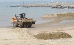 본격 휴가철 앞두고 백사장 준비 한창