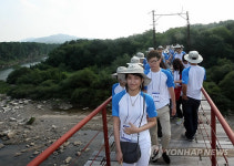 금강산 가던 옛 철길 찾은 국내외 대학생들