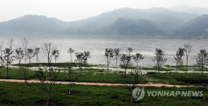 침수된 4대강 충주 능암지구 자전거길