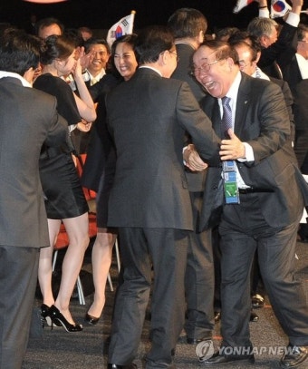 환호하는 평창 유치위와 김연아