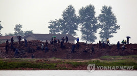 제방 보강공사에 동원된 北주민들