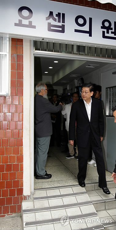 국무총리 김민석, 폭염 속 격려하며 독거 어르신 방문