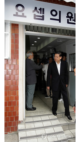 국무총리 김민석, 폭염 속 격려하며 독거 어르신 방문