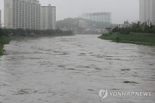 강물처럼 불어난 전주 삼천