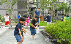 미꾸라지 잡는 어린이들