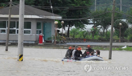 고립마을 탈출하는 진주 덕곡마을 주민들